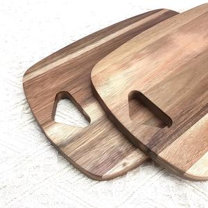 Elegante Tabla de Cortar con Bordes Curvos Lisos, Mango de Fácil Agarre, Superficie Apta para Cuchillos, Ideal para Cortar, Servir y Exhibir - Product Image 4