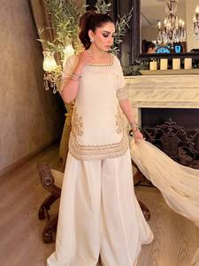 Conjunto de diseñador con hermoso bordado de lentejuelas, top de viscosa chinon con pantalón y dupatta, completamente cosido y listo para usar. - Product Image 3