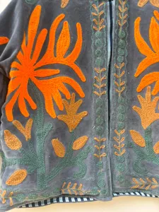 Chaqueta Reversible de Terciopelo Gris Oscuro Premium para Mujer con Bordado a Mano de Cadena en Naranja Intenso y Marrón - Product Image 3