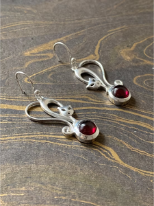 Élégantes boucles d'oreilles pendantes en grenat, serties d'un cadre en argent 925 en forme de chat, bijoux fins faits à la main, vente en gros - Product Image 2