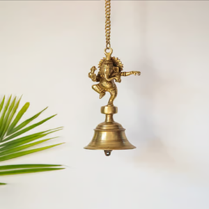Cloche suspendue en laiton artisanal, ornée d'une figurine détaillée du Dieu Ganesha dansant, suspendue à une chaîne. Prix de gros. - Product Image 1