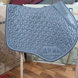 BRAND ZONE Tapis de selle matelassés personnalisés avec logo de l'entreprise, accessoires pour chevaux, tapis de selle, numnah, équipement équestre, équitation - Product Image 1