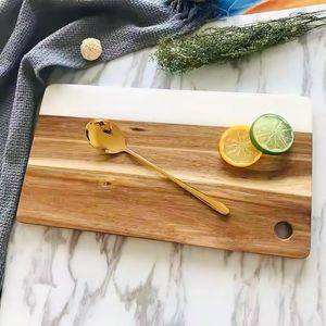 Planche à découper en marbre blanc naturel et bois d'acacia avec poignée pour servir dans la cuisine, plateau à fromages et charcuteries - Product Image 6