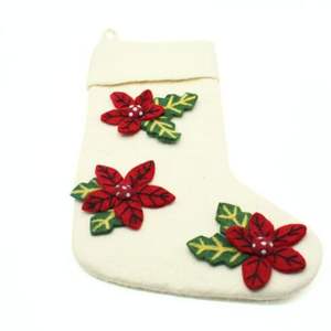 Chaussette de Noël en feutre de laine écologique faite à la main avec des fleurs de poinsettia, design personnalisable de haute qualité - Product Image 4