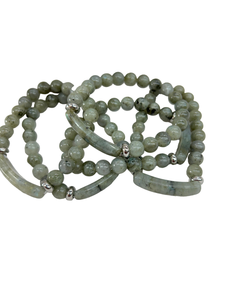 Pulsera de cuentas de labradorita pulida elástica, joyería de cristal de forma libre con temática de amor, piedra semipreciosa para Navidad y bodas - Product Image 3