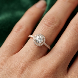 Anillo de Compromiso con Halo de Diamantes Cultivados en Laboratorio, Certificados por IGI, en Oro Rosa de 9KT, 10KT, 14KT y 18KT, con Moissanita, Personalizado para Mujer - Product Image 5
