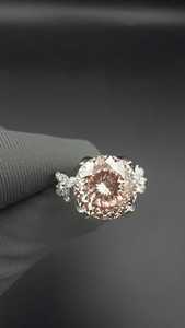 แหวนเพชรทรงกลมสีชมพู 2.01 กะรัต แบบปลูกในห้องปฏิบัติการ ประดับด้วยดอกไม้ สำหรับผู้หญิง ทองคำแท้ 14K ของขวัญแต่งงานสุดพิเศษสำหรับแฟนสาว - Product Image 4