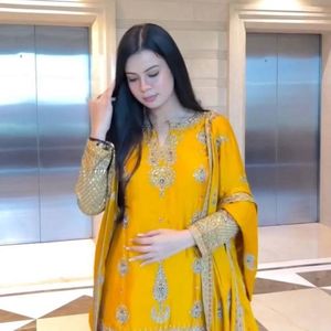 Traje Sharara de Seda Chinon Premium con Bordado de Lentejuelas y Dupatta para la Colección de Bodas a Precio de Mayoreo - Product Image 1
