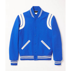 Veste universitaire personnalisée en mélange de laine bleu roi avec boutons-pression, style Letterman, bordure en tricot côtelé rayé, détail d'épaule en cuir blanc, Royaume-Uni - Product Image 5