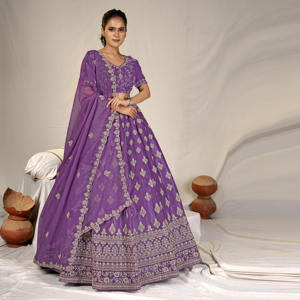 Lehenga Choli de Seda Brillante con Falda Adornada con Hilo Intrincado, Blusa Coordinada y Dupatta Transparente – Ideal para Bodas, Diwali y Graduaciones - Product Image 4