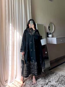 Ensemble prêt-à-porter en soie romaine avec broderie de fil de créateur et travail de zari à sequins de 5 mm, comprenant un haut, un pantalon palazzo et un dupatta en georgette. - Product Image 1