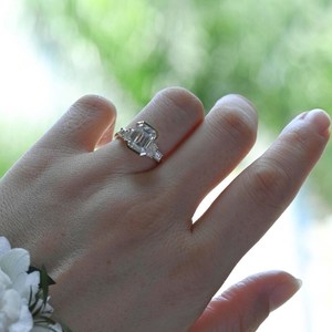 แหวนเพชรทรงเอเมอรัลด์คุณภาพสูง 2.00 กะรัต ดีไซน์ทันสมัย ทองคำแท้ 14K พร้อมเพชรเพาะเลี้ยงในห้องปฏิบัติการ ของขวัญสำหรับวันครบรอบแต่งงานหรืองานเลี้ยงสำหรับแฟนสาว - Product Image 4
