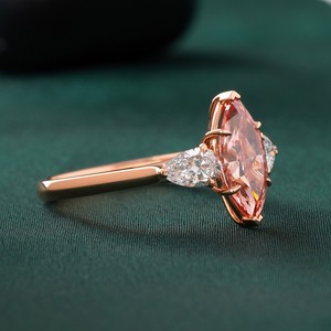 Anillo de Diamante Cultivado en Laboratorio de 1.62 CT, Corte Marquesa, Color Rojo Intenso, con Engaste de Puntas, Oro de 14K, Color Único y Exclusivo - Product Image 3