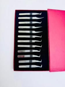 Ensemble de pinces à cils en acier inoxydable argenté avec pointe dentelée de précision, poignée diamantée, anti-magnétique, bande noire, emballage en boîte - Product Image 3