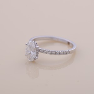 แหวนเพชรทรงรีคลาสสิกที่ได้รับการรับรองจาก IGI เพชรเลี้ยงในห้องปฏิบัติการ ประดับด้วยวงแหวนพาเว่ ทอง 18K สำหรับเป็นของขวัญวันครบรอบ - Product Image 2