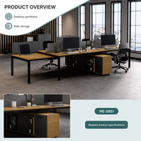 Bureau de travail rectangulaire moderne pour équipe commerciale, avec dessus en bois grainé, panneaux de séparation gris, cadres noirs et armoires de rangement latérales