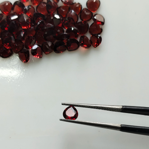 โกเมนสีแดงธรรมชาติ 5 มม. รูปหัวใจ คุณภาพดีที่สุด พลอยเม็ดเดี่ยวสำหรับทำเครื่องประดับ - Product Image 1