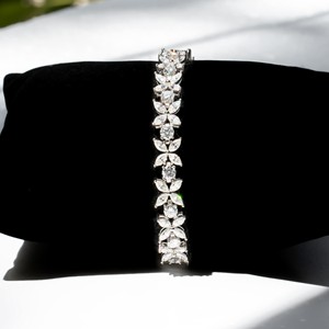 Bracelet de tennis floral de luxe pour femme, plaqué or blanc, avec cristaux étincelants taille marquise et taille rond, idéal pour un mariage - Product Image 1
