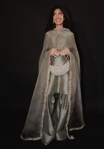 ชุดแฟชั่นผ้าไหมเครปสำหรับผู้หญิง พร้อมผ้าคลุมไหล่ สำหรับงานปาร์ตี้ สไตล์ซัลวาร์ คามีซ ปักลายประดับเลื่อม ระบายอากาศได้ดี ทรงหลวม ไม่ยับง่าย - Product Image 2