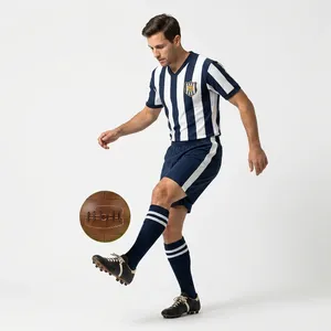 Ballon de football rétro en cuir PU cousu, style ancien, pour les sports d'équipe, la présentation et la collection vintage. - Product Image 4