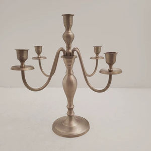 Candélabre décoratif en métal élégant pour la décoration de table de salon design avec artisanat artistique en fer forgé - Product Image 1