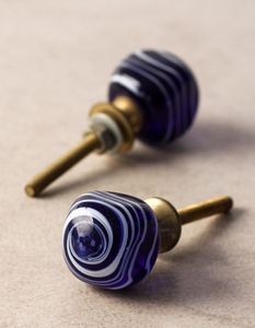 Bouton de meuble artisanal en résine écologique, rond, motif tourbillon bleu et blanc, décoration artistique pour la maison, artisanat de modelage manuel en époxy - Product Image 1