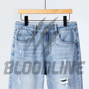 Jean en denim déchiré et vieilli à taille haute et coupe droite pour homme Bloodline, style décontracté en coton mi-lourd, collection printemps - Product Image 1