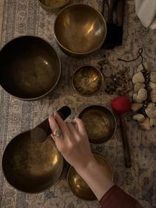 Cuenco de Meditación de Latón e Instrumento de Oración con Tonos Vibratorios Profundos, Ideal para Terapia de Sonido y Yoga - Product Image 4
