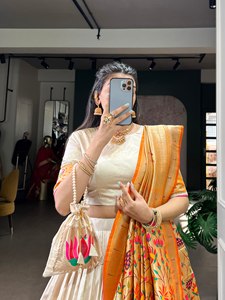 Blouse en soie Paithani traditionnelle avec broderie Zari et bordure en dentelle, accompagnée d'un Lehenga en soie Vichitra - Product Image 6