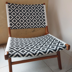 Silla de madera de teca de calidad, duradera, ideal para relajarse en la terraza de la casa o en un café al aire libre. - Product Image 3