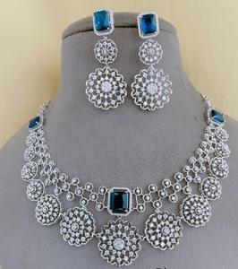 Exclusivo Juego de Collar y Aretes de Diseño Moderno con Acabado Plateado y Piedras de Circonio de la Mejor Calidad, Colección para Bodas - Product Image 3