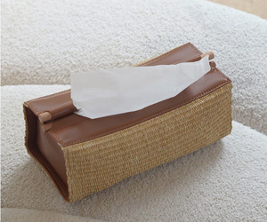 Caja rectangular para pañuelos hecha de ratán tejido y cuero. - Product Image 2