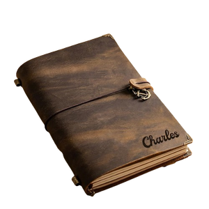 Diario de Cuero Trifold Personalizado Hecho a Mano Al-Amir, Grabado a Medida, Tapa Blanda Vintage, Cierre Elástico, Recargable, con Hojas Decoradas - Product Image 1