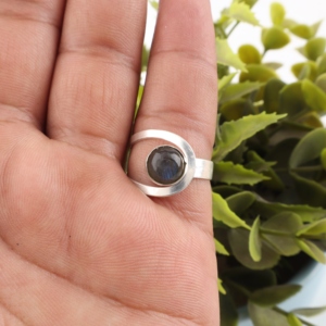 แหวนพลอยลาบราดอไรต์สีเทาทำมือจาก Niharika Gems ประดับด้วยเงินแท้ 925 ชุบ เหมาะสำหรับผู้หญิงและเด็กผู้หญิง สวมใส่ในงานปาร์ตี้ - Product Image 2