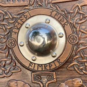 Escudo Vikingo Hecho a Mano por Ahmad Fabric, Arte Mural de 24 Pulgadas, Madera Contrachapada, Construcción de Acero al Carbono, Centro de Acero, Diseño con Runas Nórdicas - Product Image 6