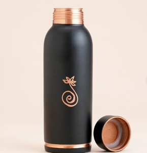 Bouteille en cuivre artisanale avec revêtement noir et emblème de lotus, vaisselle de voyage portable au design traditionnel - Product Image 3