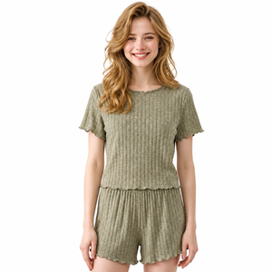 Conjunto de pijama de punto acanalado para mujer, top de manga corta con volantes y pantalones cortos, conjunto de 2 piezas de ropa informal para dormir y descansar - Product Image 1
