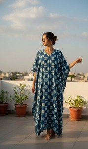 Vestido Kaftán Maxi Boho de Algodón Tie-Dye Hecho a Medida, Lavable y Ecológico, con Cuello en V y Cordones de Contraste para Clientes de Boutique - Product Image 5