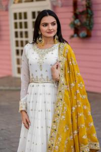 Ensemble de robe Anarkali brodée en faux georgette épaisse, coupe régulière, avec dupatta évasé, en matériaux recyclés, haute qualité, pour mariage et fête - Product Image 5