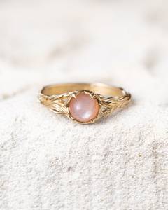 Bague en Pierre de Lune Pêche Tika en Argent Sterling 925 Plaqué Or 14 carats, Motif Feuilles de Vigne, Bague de Fiançailles Unique, Bijou de Promesse et Pierre de Naissance - Product Image 1