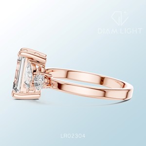 Bague de fiançailles en or 14 carats avec trois diamants de laboratoire taille émeraude certifiés IGI, couleur F+, clarté VS+ - Product Image 4