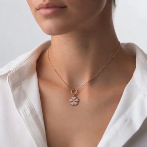 Collier trèfle à quatre feuilles en or rose 14K VVS avec diamant de laboratoire couleur E 0,15 carat (0,15ctw) serti pavé, pendentif porte-bonheur, cadeau tendance - Product Image 4