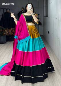 Proveedor de Lehenga-Choli y Dupatta de diseño elegante para festivales, en rayón y algodón con adornos coloridos de Kali y Gota Patti, procedente de la India. - Product Image 6