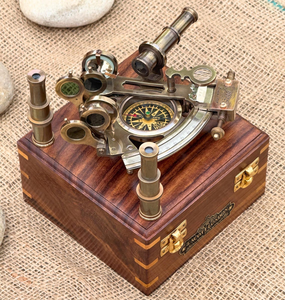 Ensemble d'instruments de navigation vintage en laiton avec sextant, télescope, boussole et boîte de présentation en bois, cadeau décoratif nautique maritime - Product Image 1