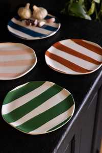Assiette à dessert en céramique à rayures bleues, design minimaliste peint à la main - Product Image 2