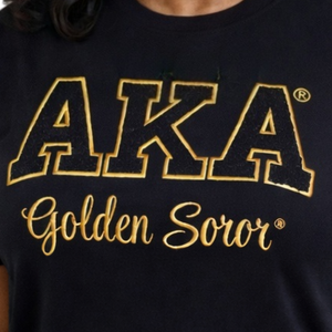 Camiseta Negra AKA Golden Soror Chenille con Letras Griegas Bordadas, Camiseta de Algodón Premium, Ropa Casual de Calle, Prenda de Sororidad - Product Image 2