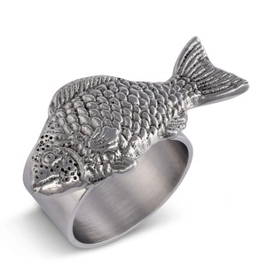 Anneau de serviette en argent en forme de poisson avec un design de écailles détaillées pour la décoration de table, l'utilisation en restaurant et un style de table élégant - Product Image 1