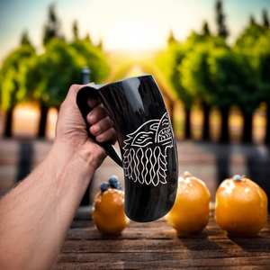 Jarra de cuerno vikinga ecológica en color negro y rubio, hecha a mano con cuerno 100% natural. Personalización disponible. - Product Image 3