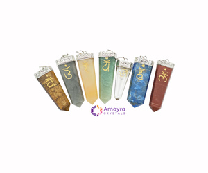 จี้รูปดินสอประดับอัญมณีชัคระผสมธรรมชาติ สลักลายเรกิ ทำด้วยมือ ตัวอักษรสันสกฤต ของมงคลบำบัดโรค ธีมกูร์จัต ขายส่ง - Product Image 4