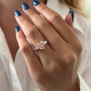 Anillo de Tres Piedras con Diamante Corte Corazón Rosa, Oro Blanco de 14K, Cultivado en Laboratorio, 2.01CT, Certificado IGI, para Propuesta de Compromiso, Regalo para Enamorados - Product Image 2